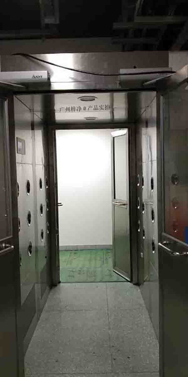 全自動風(fēng)淋室箱體主材及外形尺寸可根據(jù)客戶要求定制 全自動風(fēng)淋室箱體主材及外形尺寸可根據(jù)客戶要求定制