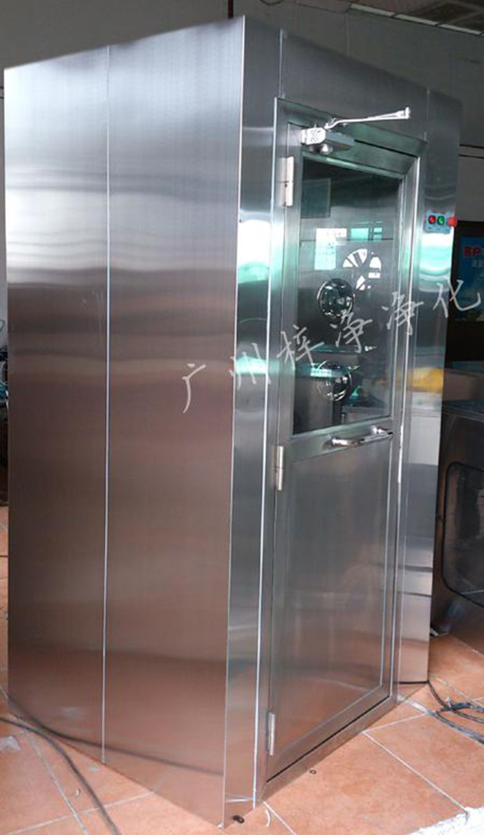 防爆風淋室主要配置有：防爆風機，離爆燈器等。