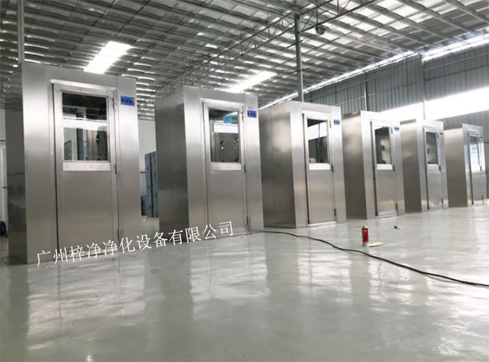風(fēng)淋室又可起到氣閘的作用,阻止未凈化的空氣進入潔凈區(qū)域。 風(fēng)淋室又可起到氣閘的作用,阻止未凈化的空氣進入潔凈區(qū)域。