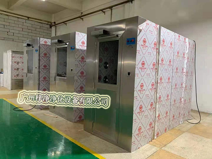風(fēng)淋室通過(guò)高速氣流將塵埃吹離工作人員的衣物和頭發(fā),有效降低了進(jìn)入潔凈室內(nèi)的塵埃量,從而維護(hù)了潔凈室內(nèi)的空氣質(zhì)量。 風(fēng)淋室通過(guò)高速氣流將塵埃吹離工作人員的衣物和頭發(fā),有效降低了進(jìn)入潔凈室內(nèi)的塵埃量,從而維護(hù)了潔凈室內(nèi)的空氣質(zhì)量。