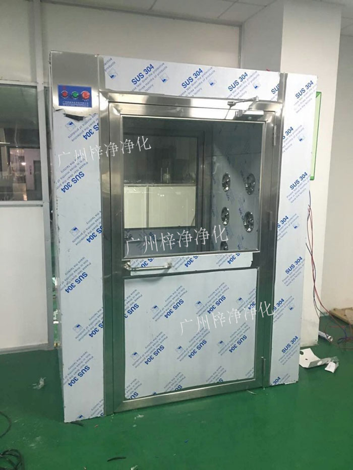 防爆風(fēng)淋室是指風(fēng)淋室的電機、指示燈、照明燈、接線管必須嚴格按照防爆標(biāo)準(zhǔn) 防爆風(fēng)淋室是指風(fēng)淋室的電機、指示燈、照明燈、接線管必須嚴格按照防爆標(biāo)準(zhǔn)