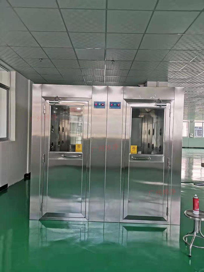 風(fēng)淋室主要功能是通過快速氣流的作用,去除人員和物料表面攜帶的塵埃和微生物,以確保進(jìn)入潔凈室的人員和物料不會污染車間環(huán)境。 風(fēng)淋室主要功能是通過快速氣流的作用,去除人員和物料表面攜帶的塵埃和微生物,以確保進(jìn)入潔凈室的人員和物料不會污染車間環(huán)境。