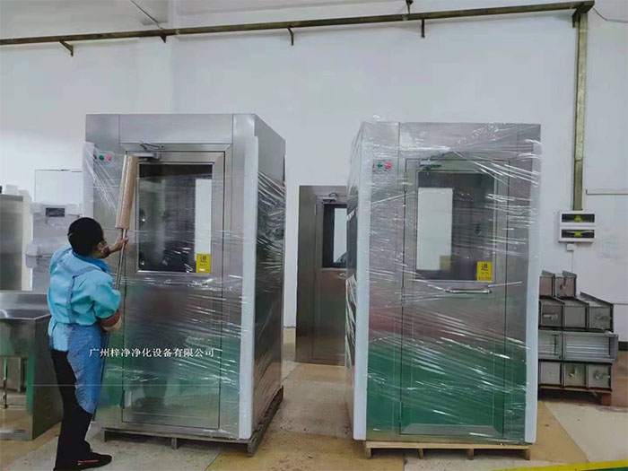 在風(fēng)淋室外部包裝上,使用纏繞膜可以進一步提高包裝的密封性和抗沖擊性。 在風(fēng)淋室外部包裝上,使用纏繞膜可以進一步提高包裝的密封性和抗沖擊性。