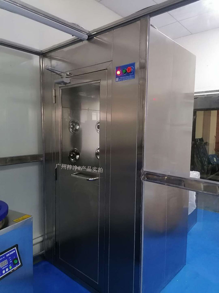 藥行業(yè)實驗室的風淋室可以根據(jù)實驗室的具體需求進行定制，包括風淋室尺寸、風淋室風速、風淋室高效空氣過濾器過濾效率等，以適應不同實驗活動的需要。