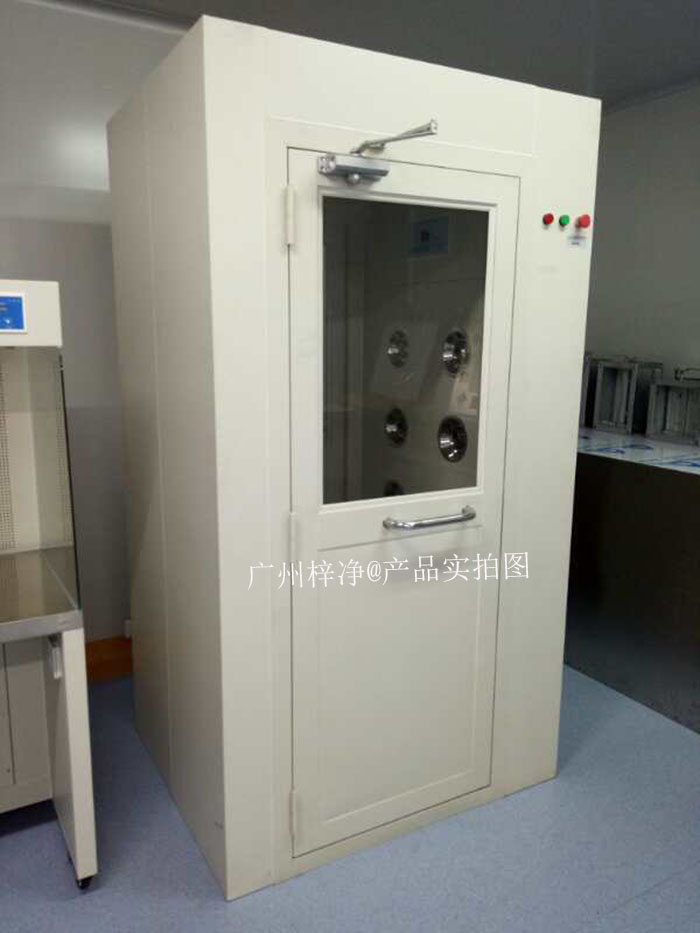 風(fēng)淋室運(yùn)行過(guò)程中產(chǎn)生的噪音可能會(huì)對(duì)操作人員造成不適,影響工作效率。 風(fēng)淋室運(yùn)行過(guò)程中產(chǎn)生的噪音可能會(huì)對(duì)操作人員造成不適,影響工作效率。