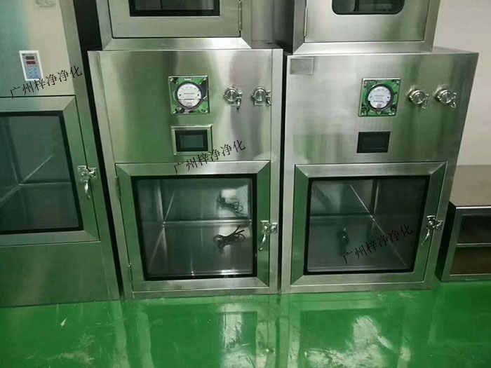 層流傳遞窗以減少潔凈室的開門次數，使潔凈室的污染降低到最低程度