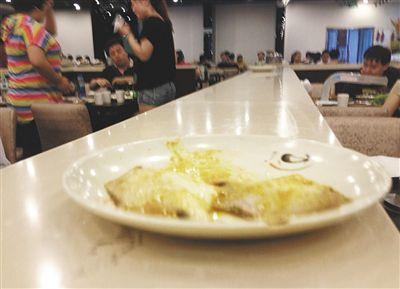 客人剩下的魚,被擺在一旁的石臺上,它們隨后被送往后廚,繞一圈后再次出現在餐臺。